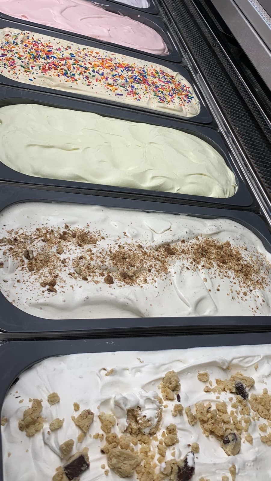 18 flavors on display. All homemade. Can you pick just one? 🍦