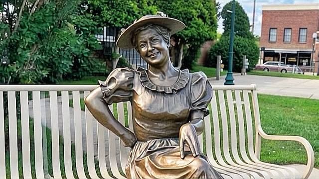 Minnie Pearl Statue